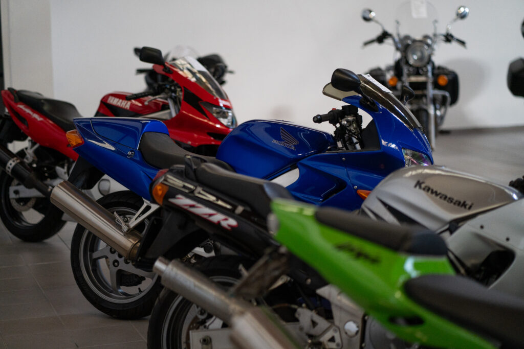 Scegli la tua passione su due ruote con le moto KTM e Husqvarna a Alessandria. Un mix perfetto tra potenza, stile e prestazioni, ora disponibili nella nostra concessionaria.