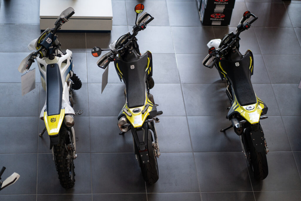 Esplora la nostra vasta selezione di moto KTM e Husqvarna a Alessandria. Nuove e usate, ogni veicolo è pronto per offrirti un'esperienza unica su strada e fuoristrada.