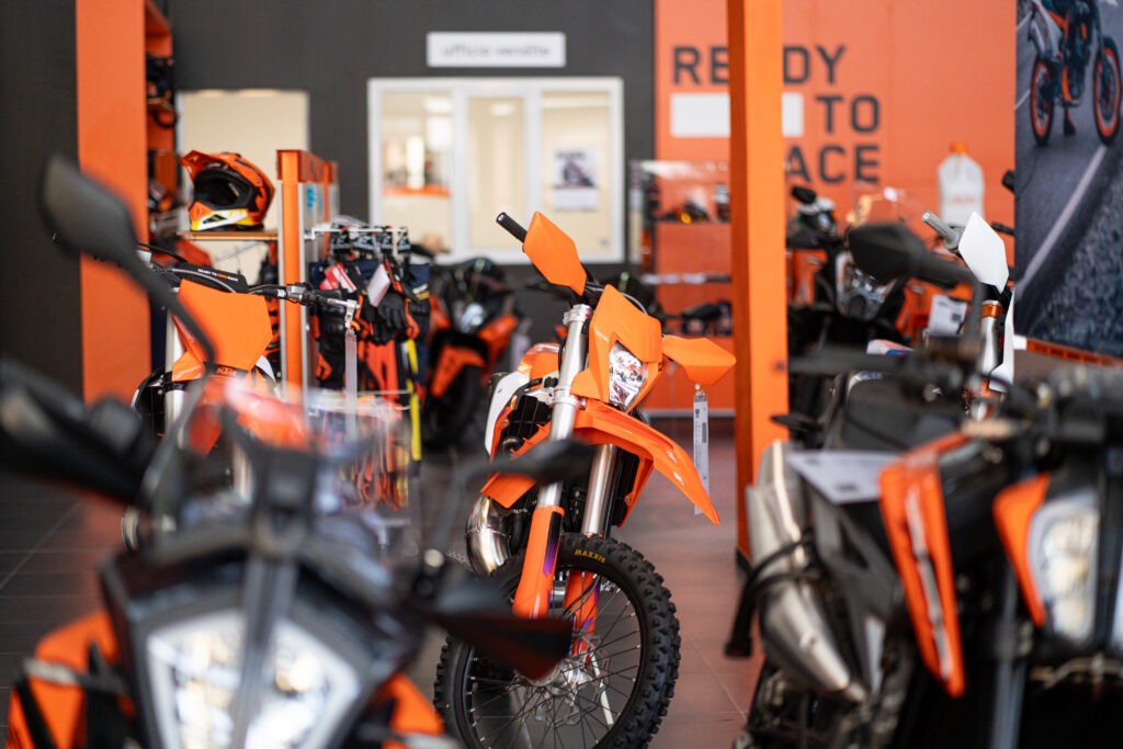 Scopri la tua prossima avventura su due ruote con le moto KTM e Husqvarna a Alessandria. Nuove e usate, garantite per portarti verso nuovi orizzonti con stile e sicurezza.