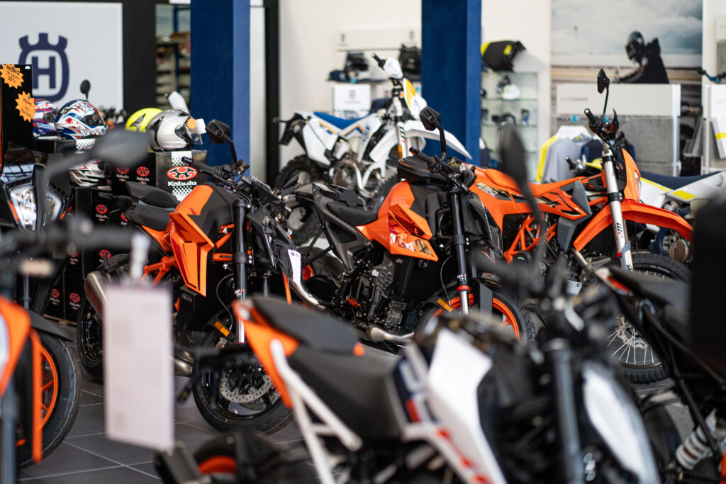 Scopri la tua prossima avventura su due ruote con le moto KTM e Husqvarna a Alessandria. Nuove e usate, garantite per portarti verso nuovi orizzonti con stile e sicurezza.