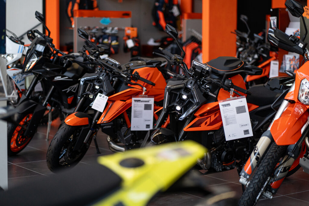 Affronta ogni sfida con stile a bordo delle moto KTM e Husqvarna disponibili nella nostra concessionaria a Alessandria. Nuove o usate, soddisfano ogni esigenza di guida con grinta e affidabilità.