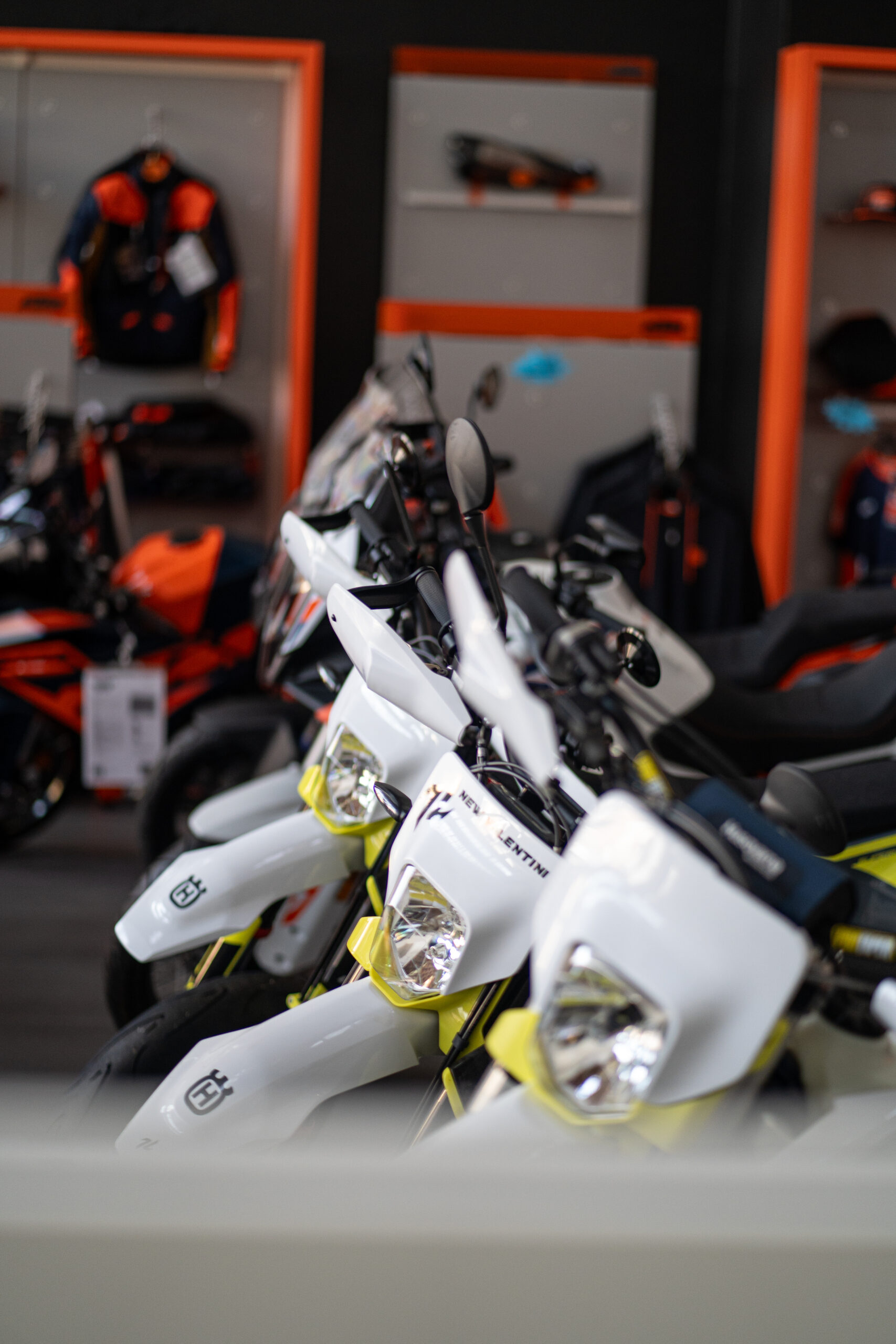 Esplora la nostra vasta selezione di moto KTM e Husqvarna a Alessandria. Nuove e usate, ogni veicolo è pronto per offrirti un'esperienza unica su strada e fuoristrada.