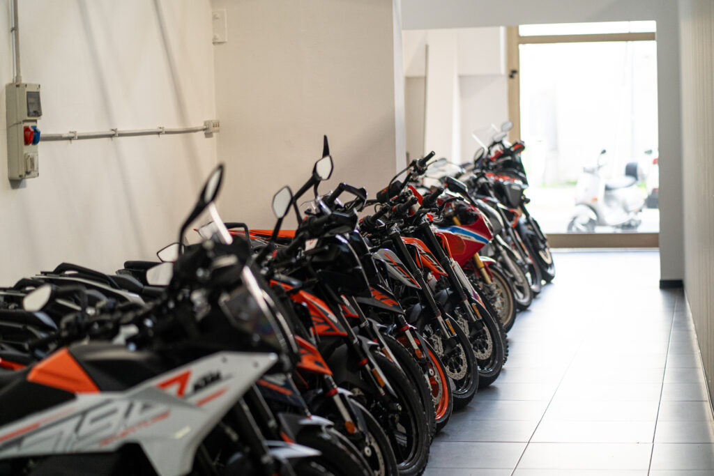 La tua passione per le moto trova casa da noi a Alessandria. Esplora la nostra selezione di KTM e Husqvarna, pronte a dominare strade e sentieri con prestazioni eccezionali.